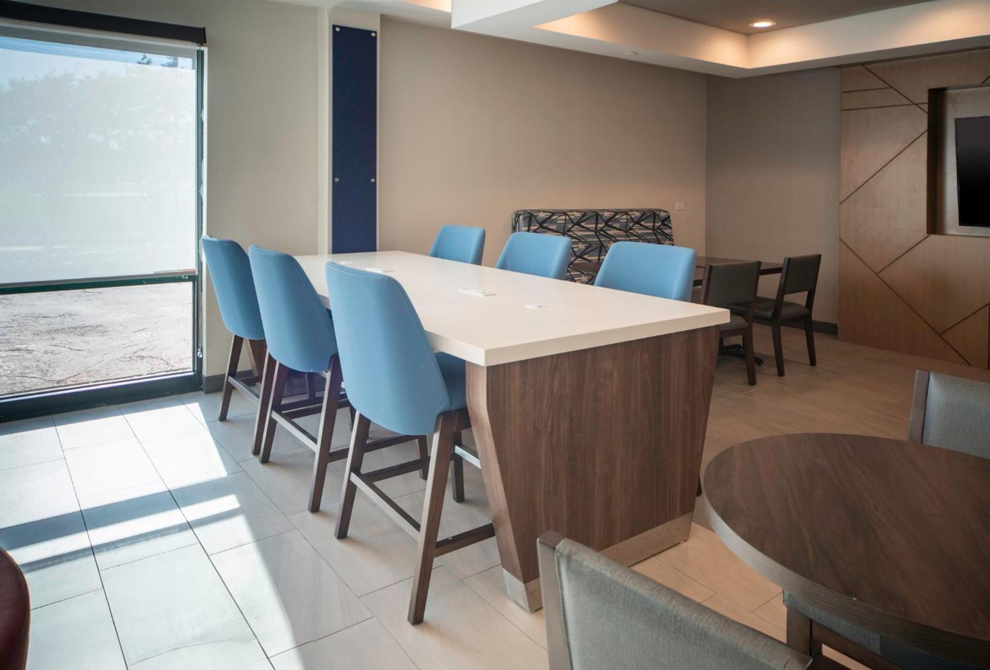 Express West By Ihg Hotel