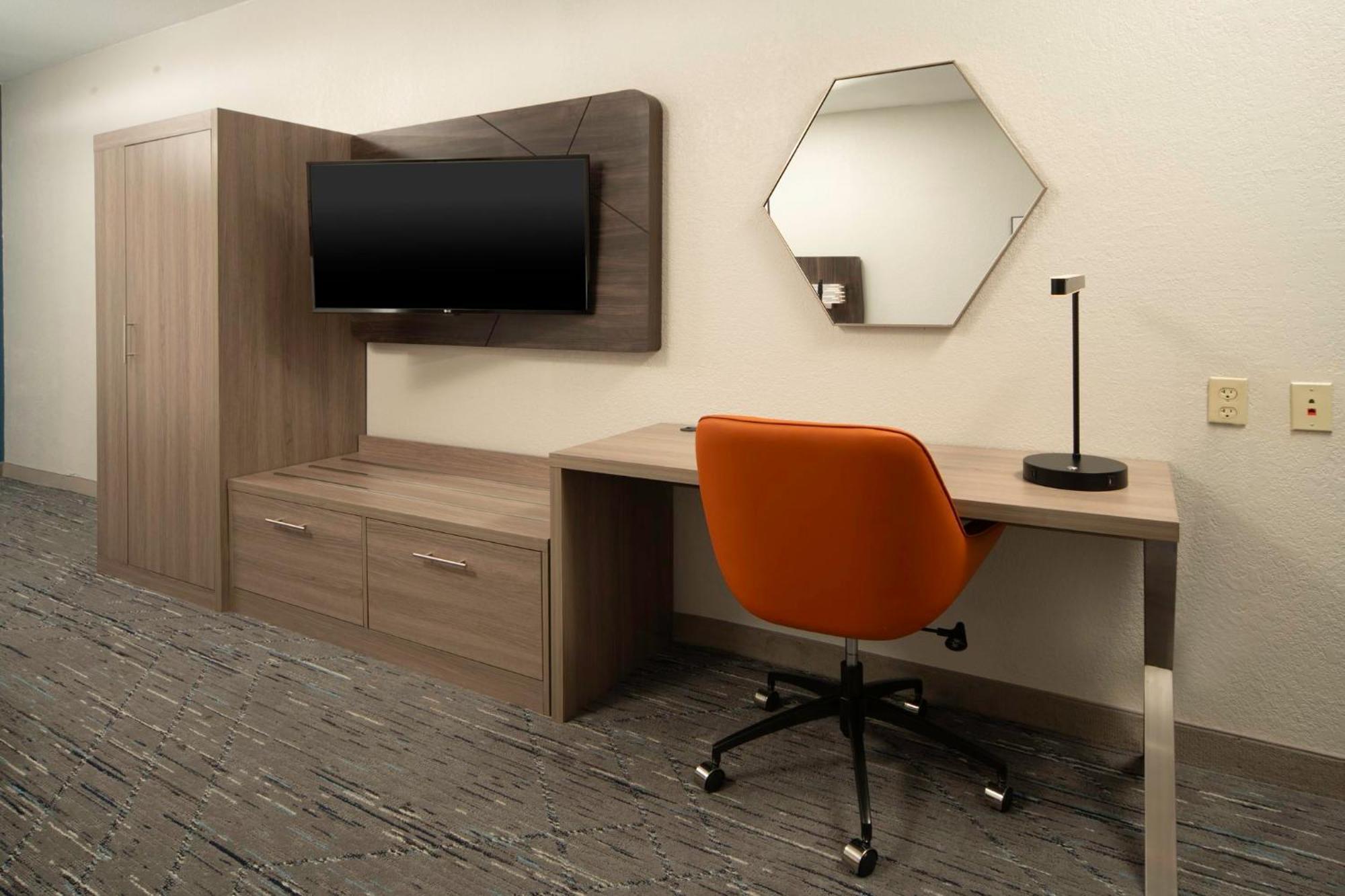 Express West By Ihg 2*