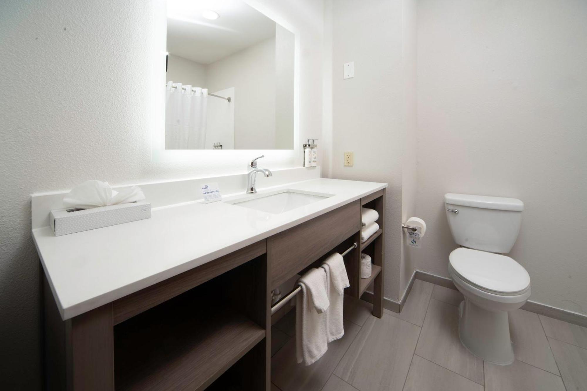Express West By Ihg Hotel
