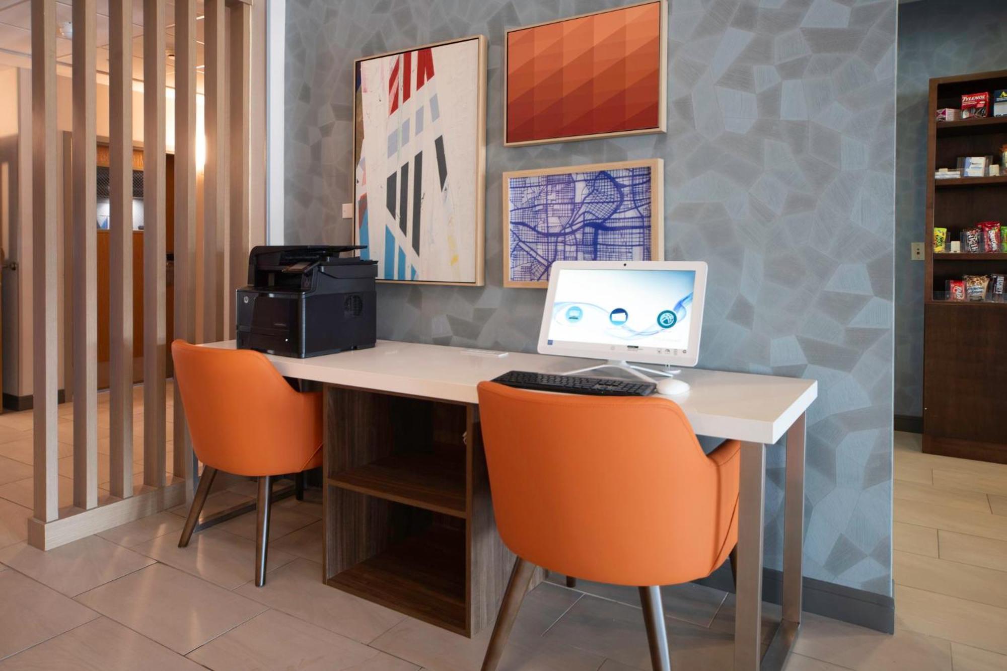 Express West By Ihg Hotel 2*
