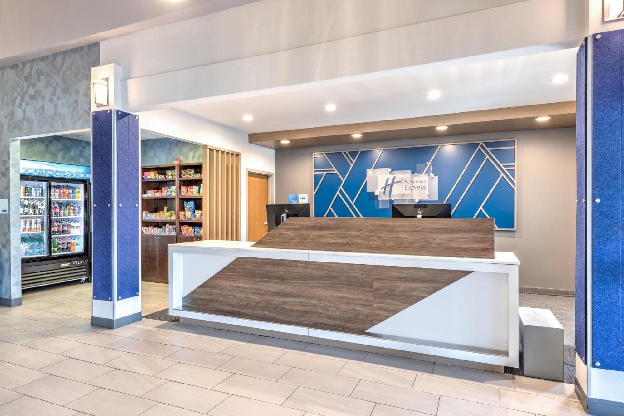 Express West By Ihg Hotel