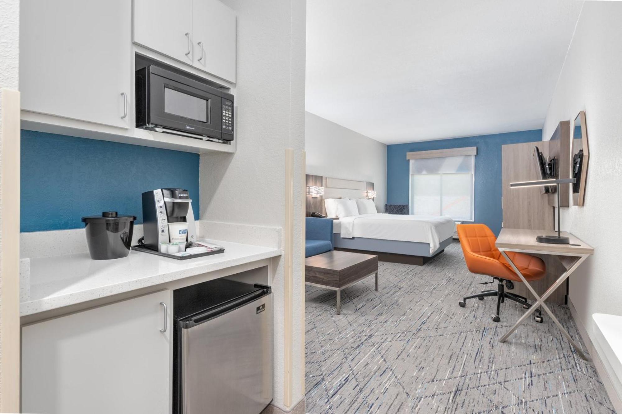Express West By Ihg Hotel 2*
