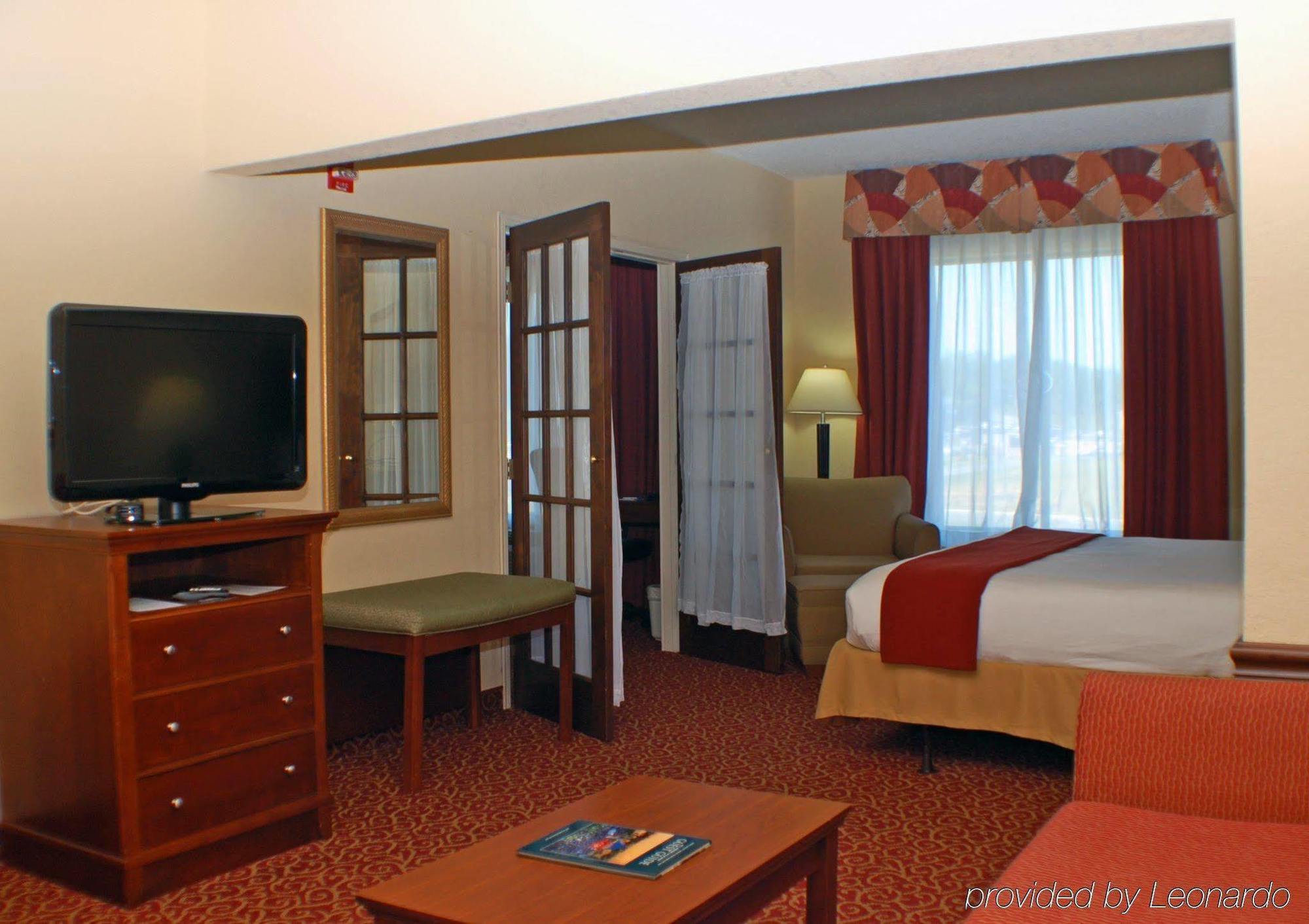 Express West By Ihg Hotel